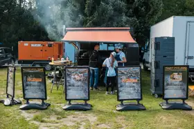 Potrawy BBQ i usługa gastronomiczna na imprezie firmowej