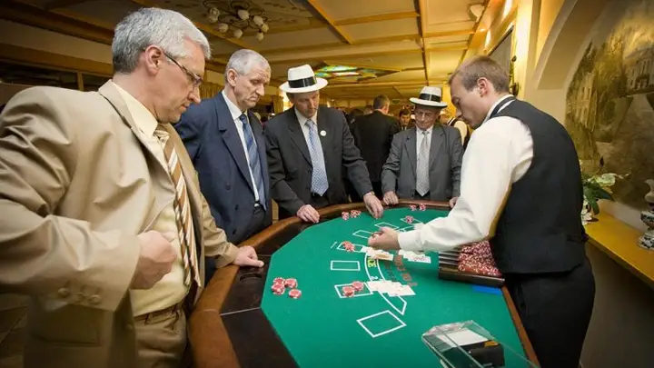 Stół do zabawy w Black Jack’a z obsługą krupiera - Zobacz stół do zabawy w Black Jack’a