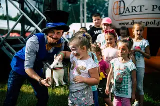 Występ artystyczny i zabawy taneczne podczas rodzinnego pikniku firmowego