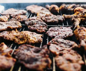 Karkówka i dania grillowane przygotowane na imprezę firmową