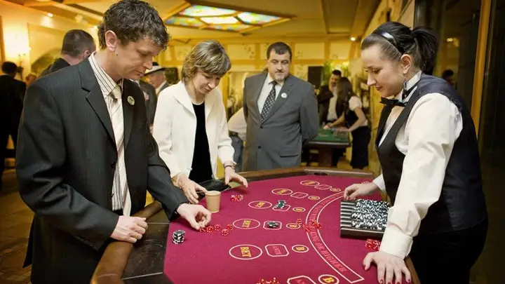 Stół do zabawy w Kości z obsługą krupiera - Zobacz stół do zabawy w Kości