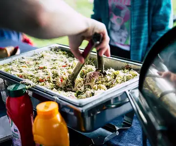 Sałatka szefa kuchni i dania uzupełniające na imprezy firmowe