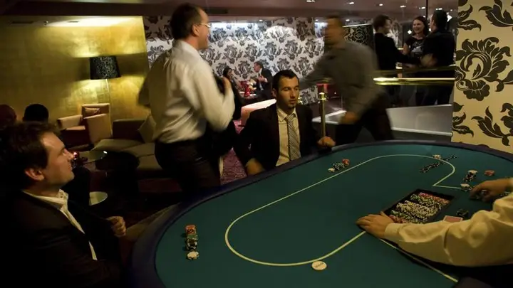 Stół do zabawy w Pokera Texas Hold’em - Zobacz stół do zabawy w Pokera Texas Hold’em