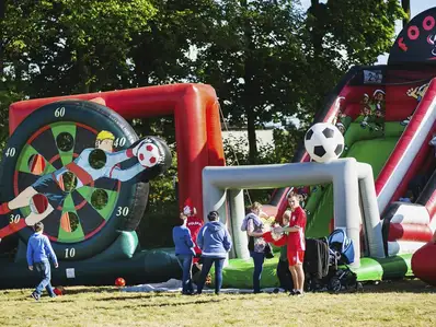 Tematyczne zestawy atrakcji na imprezy firmowe w plenerze dla pracowników i gości firmy