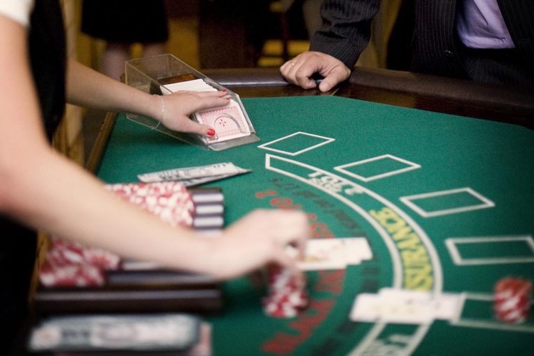Stół do zabawy w black jack z obsługą krupiera - casino, casino wynajem