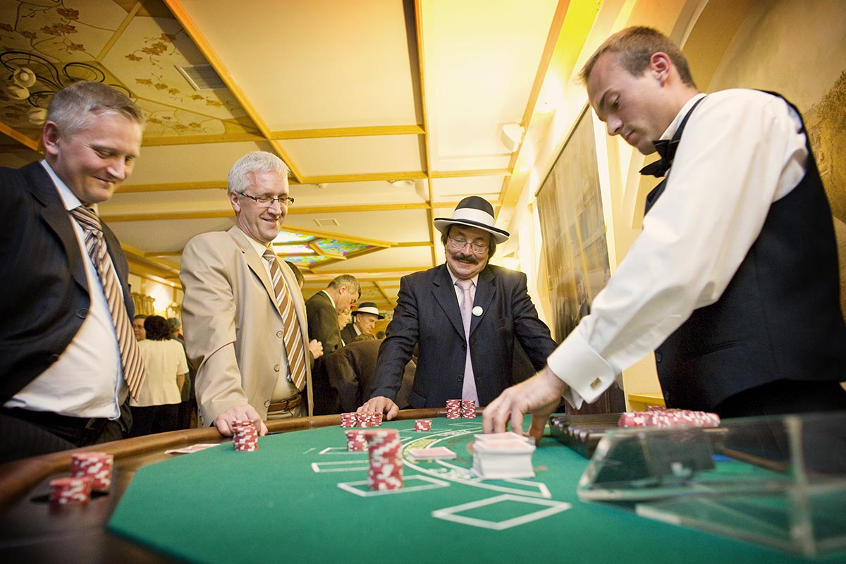 Stół do zabawy w black jack z obsługą krupiera - casino, casino wynajem