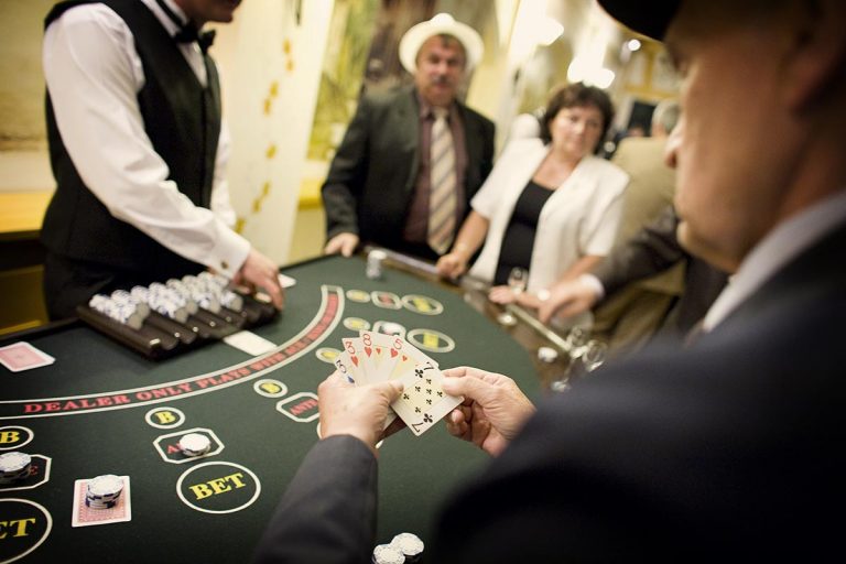 Stół do zabawy w pokera z obsługą krupiera -casino, casino wynajem