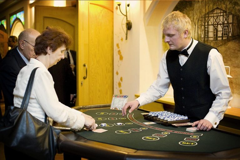 Stół do zabawy w pokera z obsługą krupiera - casino, casino wynajem
