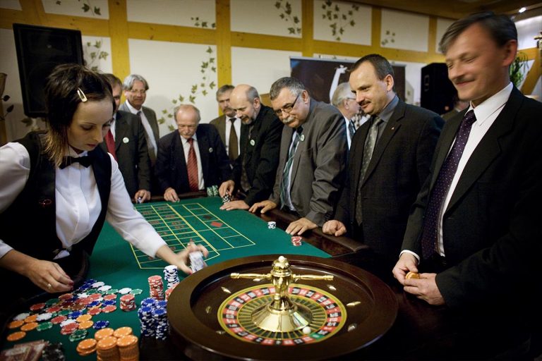 Stół do zabawy w ruletkę z obsługą krupiera -Zabawa w casino, casino wynajem