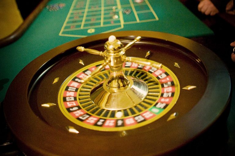 Stół do zabawy w ruletkę z obsługą krupiera -Zabawa w casino, casino wynajem