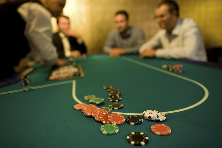 Stół do zabawy w Pokera Texas Holdem - Zabawa w kasyno