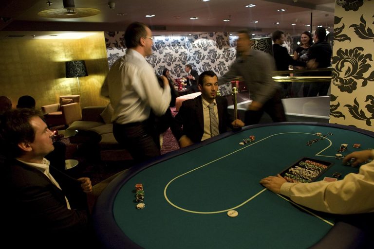 Stół do zabawy w Pokera Texas Holdem - Zabawa w kasyno
