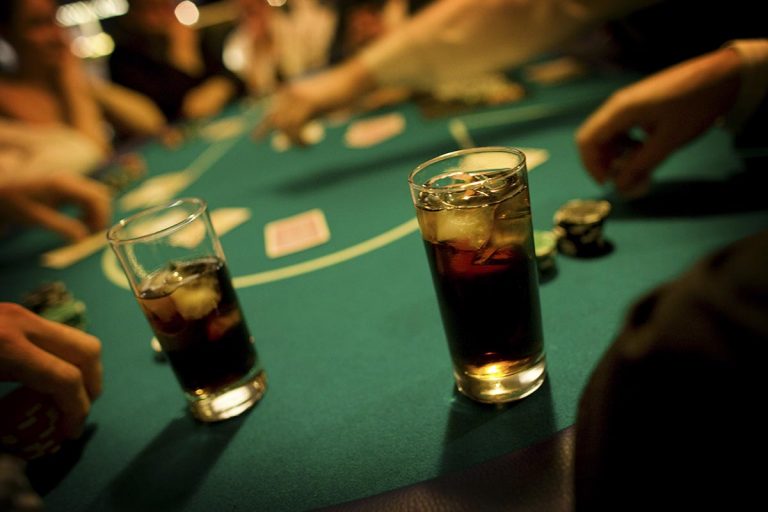 Stół do zabawy w Pokera Texas Holdem - Zabawa w kasyno
